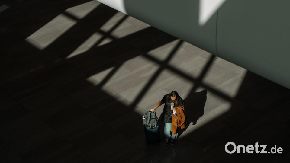 Reisende kommen zu dem LaGuardia International Airport in New York. Die US-Luftfahrtbehörde reduziert den Verkehr an rund 40 Flughäfen, um überlastete Fluglotsen zu entlasten. Bild: Olga Fedorova/AP/dpa