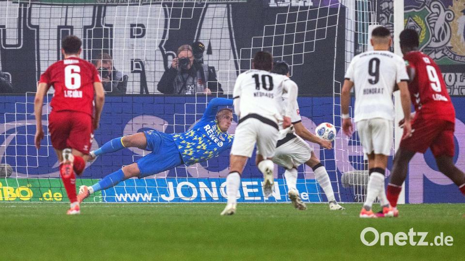 Der zweite Elfmeter der Borussia saß. Bild: David Inderlied/dpa