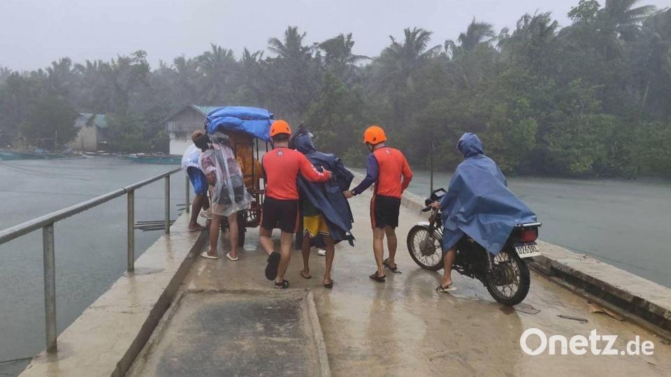 Die Menschen wappnen sich für den Sturm. Bild: Uncredited/PHILIPPINE COAST GUARD/AP/dpa