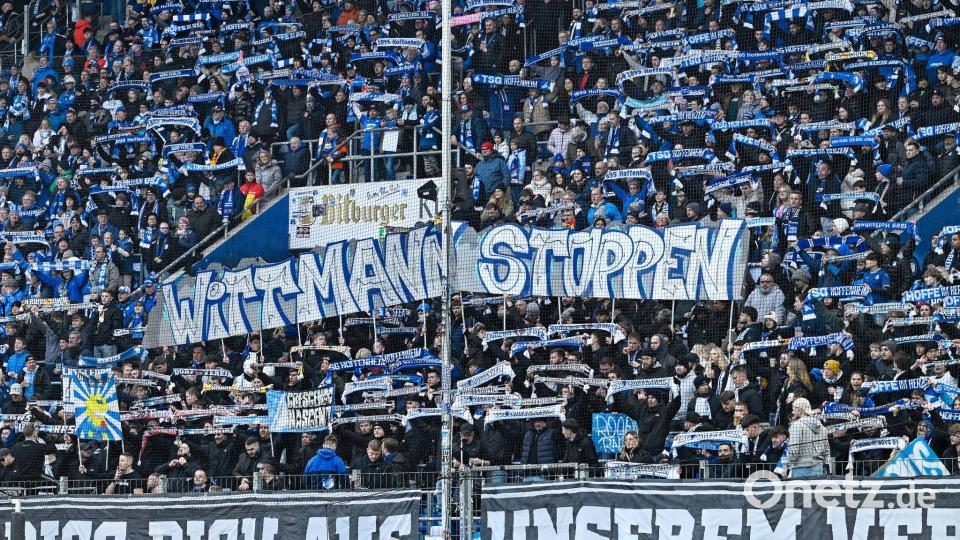 Hoffenheimer Fans protestierten beim Spiel gegen Leipzig gegen Spielerberater Roger Wittmann. Bild: Uwe Anspach/dpa