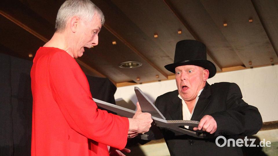 Der Schneider zwickt dem Daumenlutscher Konrad den Finger ab. Diese Szene aus dem "Struwwelpeter", hatte der Theaterverein Wernberg-Köblitz am Wochenende im "Zehentbartl" im Programm. Bild: Hirsch