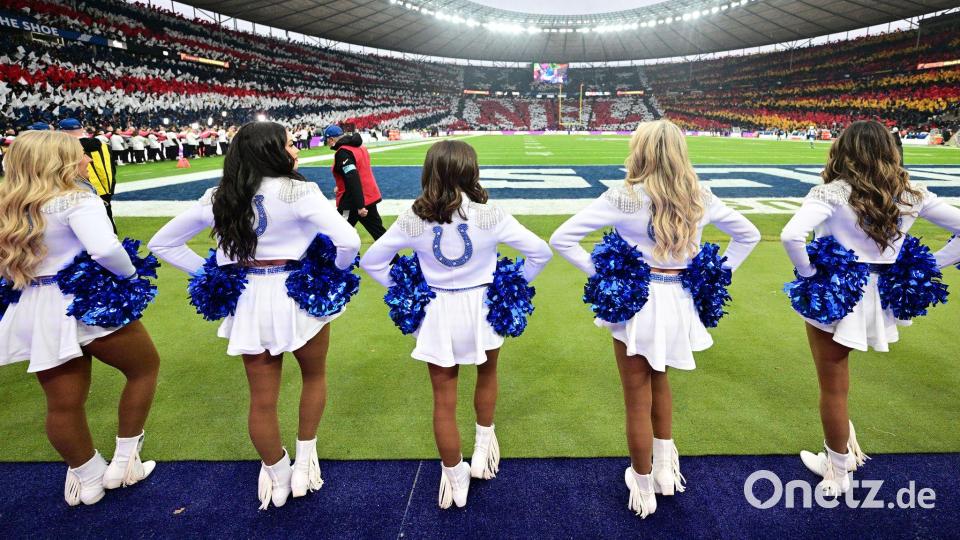 American Football: Profiliga NFL, Indianapolis Colts - Atlanta Falcons, Hauptrunde, Hauptrunde-Partien, 10. Spieltag, Olympiastadion Berlin. Die Cheerleader der Indianapolis Colts vor dem Spiel. Bild: Sebastian Christoph Gollnow/dpa
