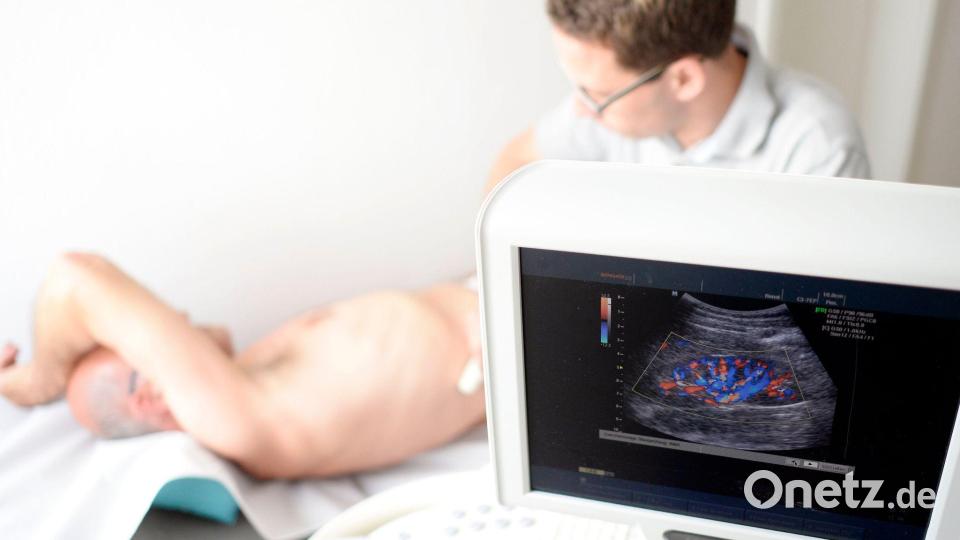 Ein Mediziner untersucht die Niere eines Patienten mit einem Ultraschallgerät Bild: Maurizio Gambarini/dpa