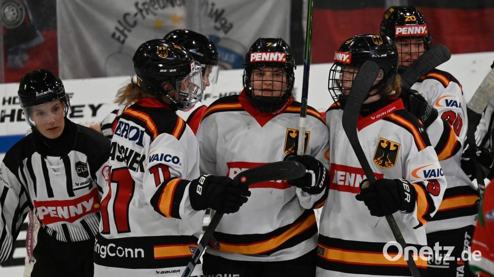 Franziska Feldmeier (r) beklagt Chancenungleichheit für weibliche Eishockeytalente. Bild: Markus Lenhardt/dpa