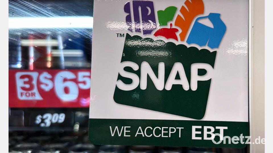 In US-Supermärkten zeigen Schilder wie dieses an, dass dort Lebensmittelmarken akzeptiert werden. (Archivbild) Bild: Nam Y. Huh/AP/dpa