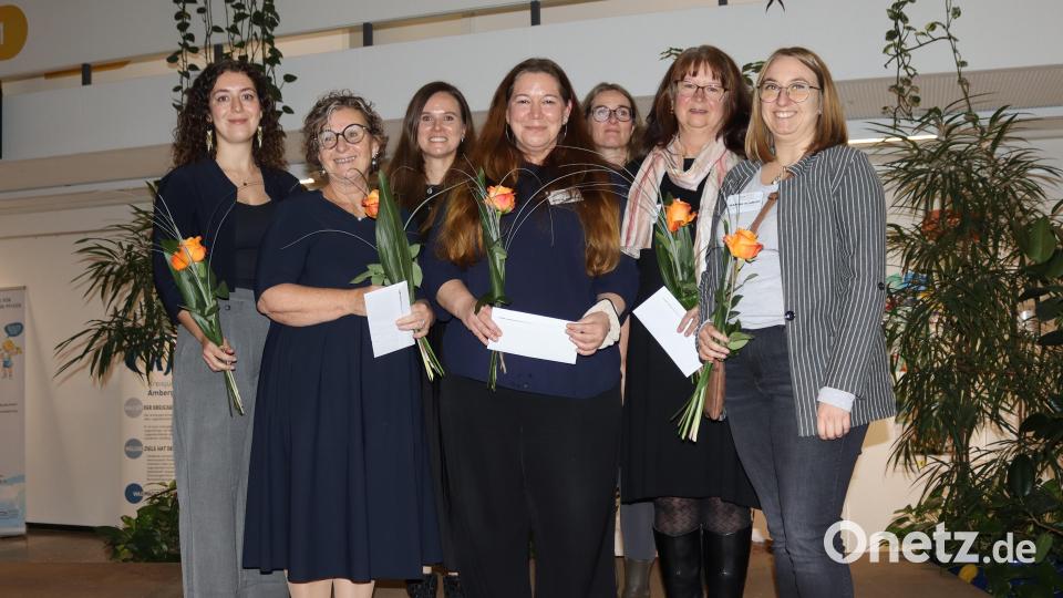 Sie sind die Motoren von SEGA e.V. und der Fachstelle für Demenz und Pflege Oberpfalz: Luisa Herzog, Elfriede Weikard, Katrin Matzinek, Sony Oleson (Geschäftsleitung SEGA), Niki Roos, Angelika Bär und Marina Schmidt. Bild: mfh