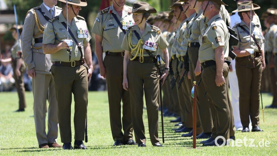 Prinzessin Anne inspiziert die Hundertjahrfeier-Parade in der Victoria-Kaserne in Sydney. Bild: Damian Shaw/AAP/dpa