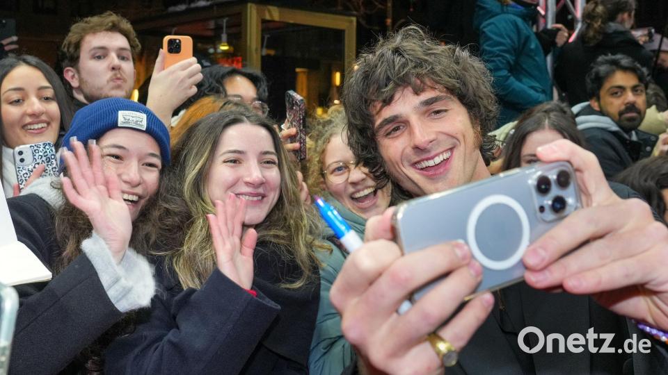 Nahbar, lieb, süüüüß: Schauspieler Jacob Elordi macht auch mal Selfies mit Fans. Bild: Soeren Stache/dpa