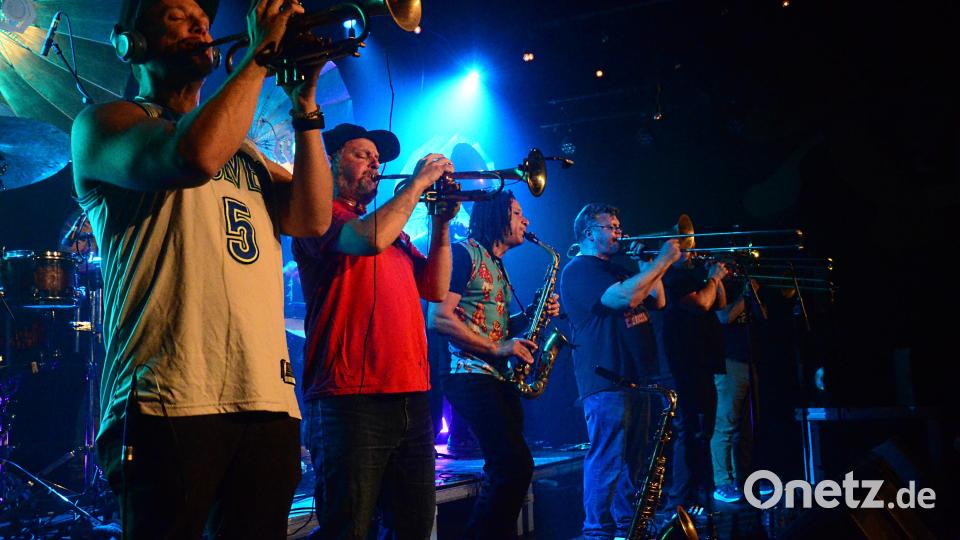 Gleißende Trompeten-Klänge lassen die Bühne beben. Bild: Kunz