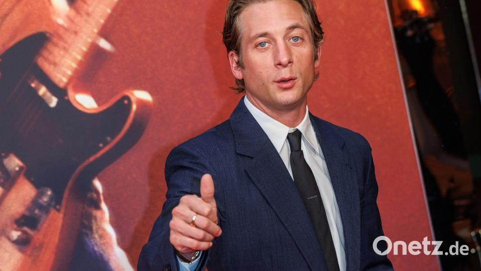 Schauspieler Jeremy Allen White hat ein Faible für melancholische Rollen und zarte Hobbys wie Blumen kaufen. Bild: Andreas Gora/dpa