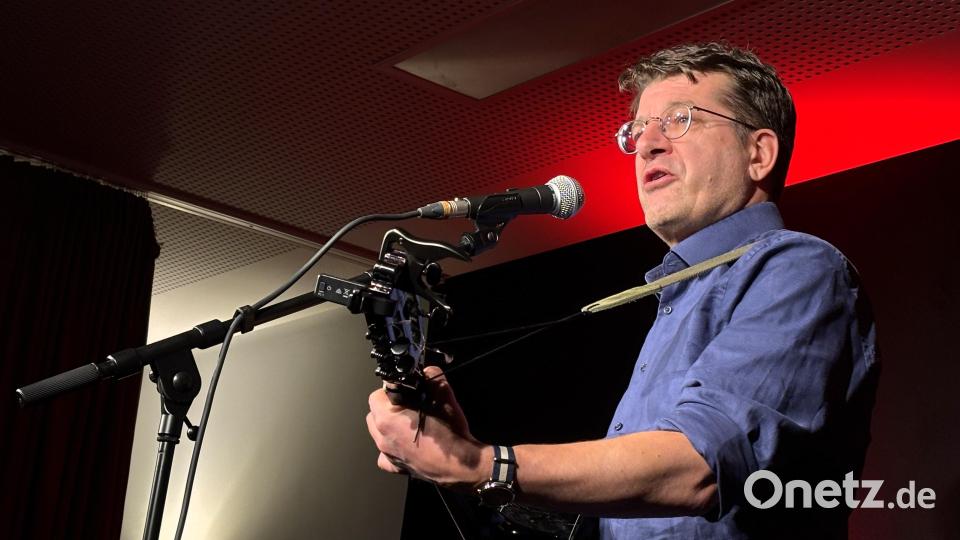 Nils Heinrich überzeugte mit seinem aktuellen Programm am Freitag bei der Futura in Windischeschenbach. Bild: Holger Stiegler