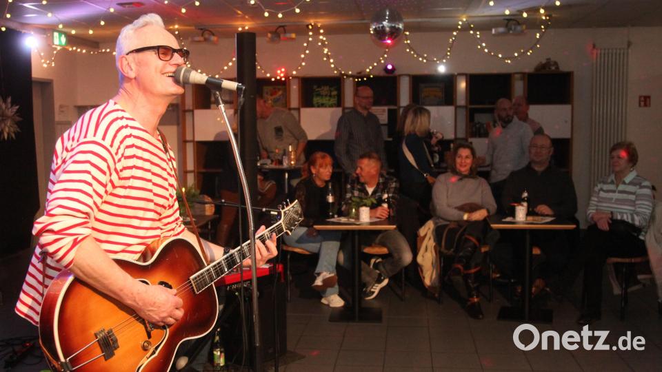 Im Jugendtreff rockte die "Rattle Gang" mit Frontmann Chris Radlbeck. Bild: Hirsch