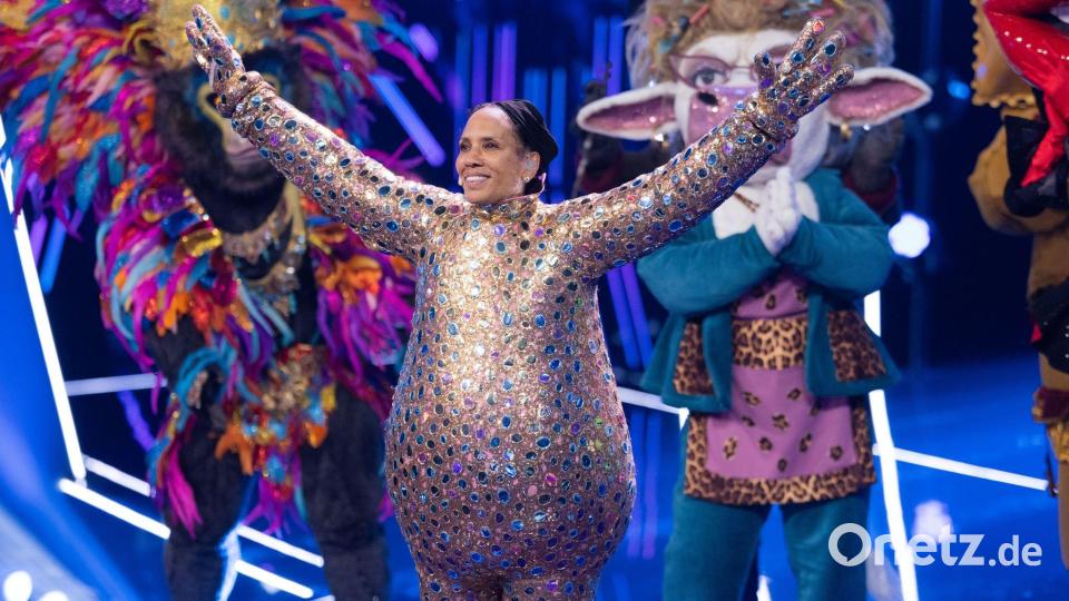 Barbara Becker steht als Figur „Smiley“ auf der Bühne. Bild: Rolf Vennenbernd/dpa