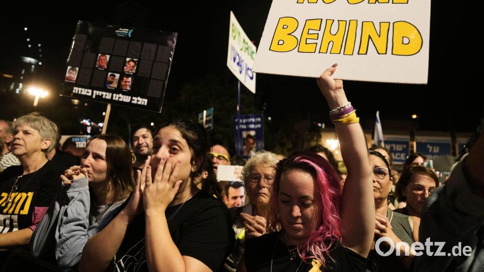 Tausende Menschen forderten in Israel die Herausgabe der restlichen Geisel-Leichen. Bild: Mahmoud Illean/AP/dpa