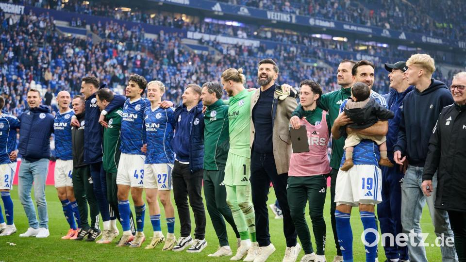 Hüpfend feierten die Schalker den Sieg vor der Fankurve. Bild: Bernd Thissen/dpa