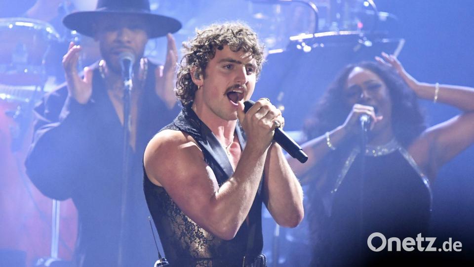 Muskeln und Moustache: Benson Boone tritt oft mit einer gewissen Ironie auf, die nicht nur, aber auch Frauen sehr gefällt. Bild: Richard Shotwell/Invision/dpa