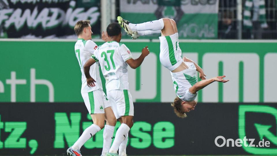 Dehm feierte seinen Lucky Punch mit einem Salto. Bild: Daniel Karmann/dpa