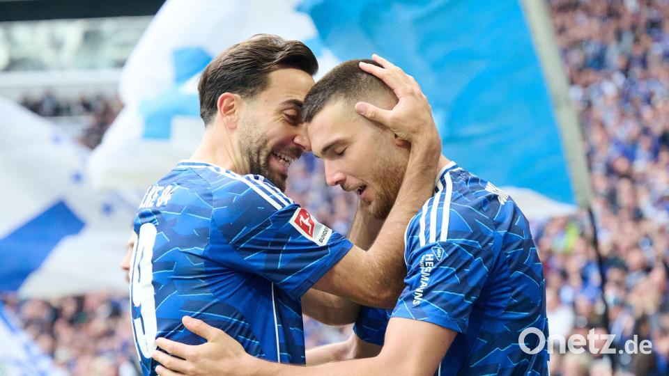 Hasan Kurucay (r) war Schalkes in Matchwinner. Bild: Bernd Thissen/dpa