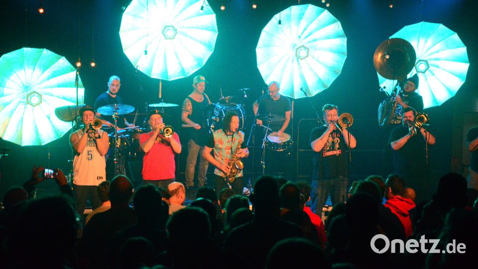 Die &quot;Youngblood Brass Band&quot; aus den USA steht auf der &quot;Sünde&quot;-Bühne. Bild: Kunz