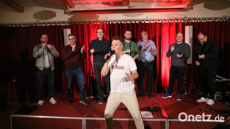 Spontan organisiert sich Beppo Calzone ein Männerballett und singt seine eigene Interpretation von Udo Jürgens&#039; &quot;Aber bitte mit Sahne&quot;. Bild: sne