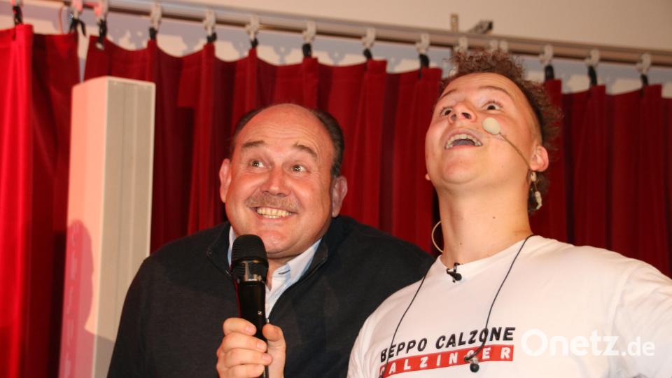 Beppo Calzone (rechts) weiß die Leute zu überzeugen: Selbst Spielvereinigungsvorsitzenden Martin Pepiuk brachte er zum Singen. Bild: sne
