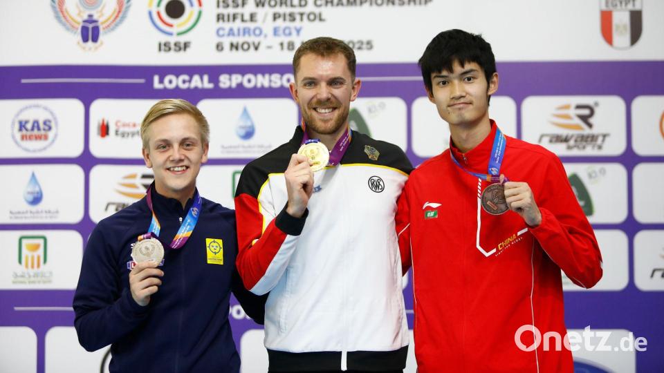 Maximilian Dallinger (M) holt überraschend WM-Gold mit dem Luftgewehr. Bild: Ahmed Gomaa/XinHua/dpa
