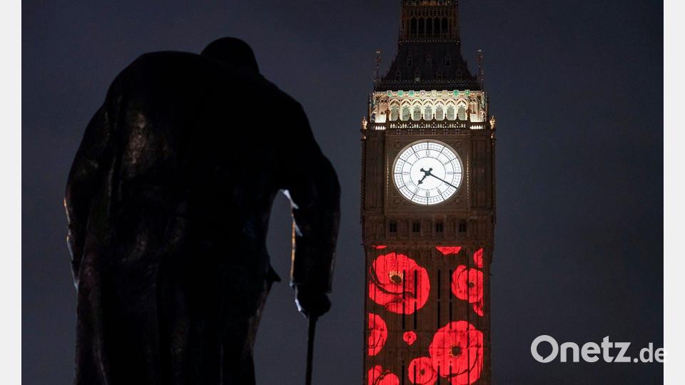 Auf den Elizabeth Tower, allgemein bekannt als Big Ben, werden anlässlich des 80. Jahrestages des Endes des Zweiten Weltkriegs rote Mohnblüten projeziert. Bild: Alberto Pezzali/AP/dpa