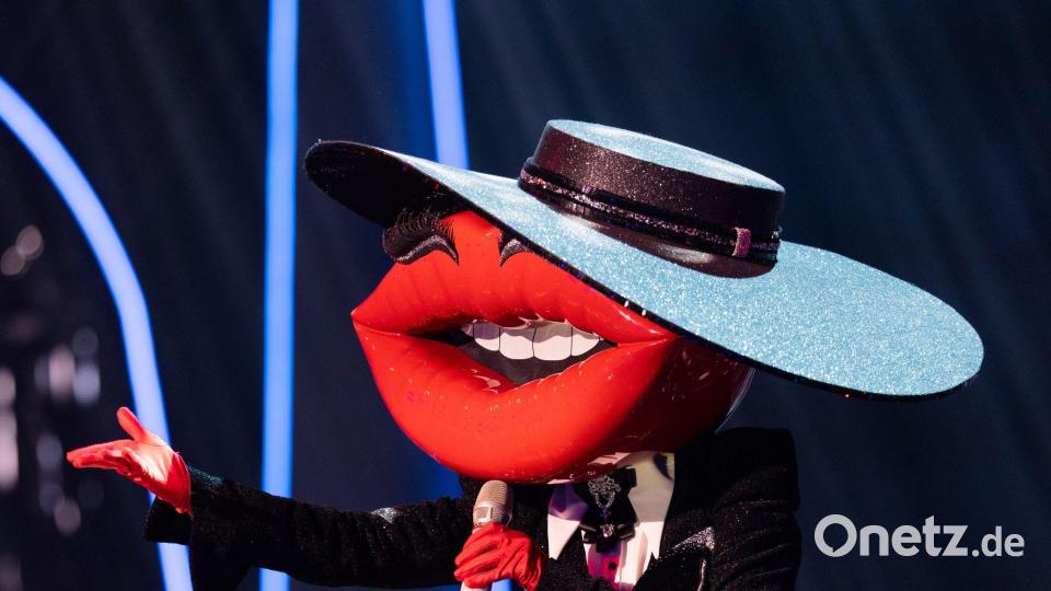 Manche Maskierten sprachen Englisch - etwa dieser riesige Kussmund. Bild: Rolf Vennenbernd/dpa