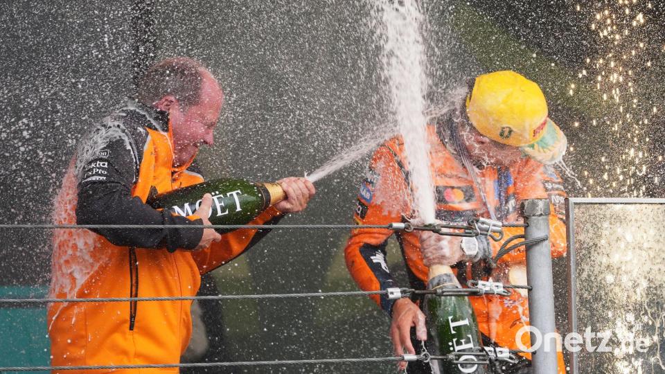 Motorsport: Formel-1-Weltmeisterschaft, Grand Prix von Brasilien, Rennen. McLaren Rennleiter Mark Norris, links, versprüht Champagner für den britischen McLaren-Piloten Lando Norris auf dem Podium. Bild: Andre Penner/AP/dpa