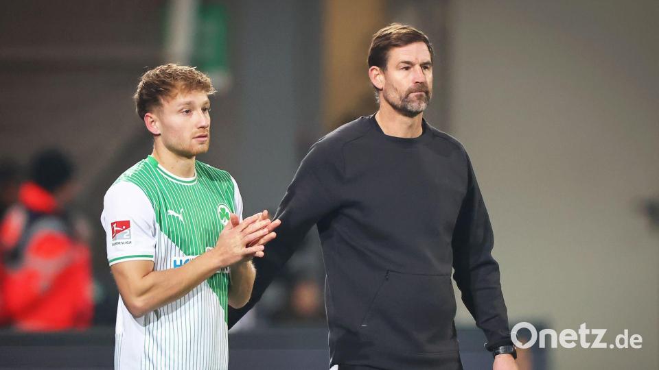 Trainer Kleine wechselte mit Jannik Dehm den Siegtorschützen ein. Bild: Daniel Karmann/dpa
