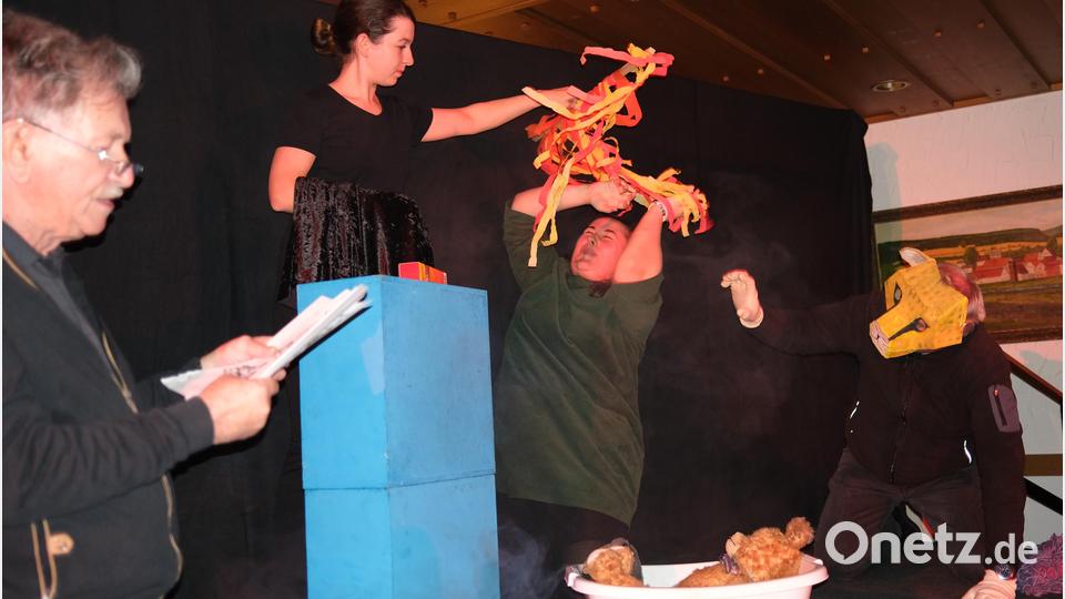 Das zündelnde Paulinchen geht in Flammen auf. Hermann Meiller (links) dramatisiert das Geschehen. Bild: Hirsch