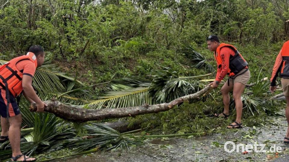 „Fung-Wong“ sorgte bereits vor seiner Ankunft für umgestürzte Bäume und Tote. Bild: Uncredited/PHILIPPINE COAST GUARD/AP/dpa