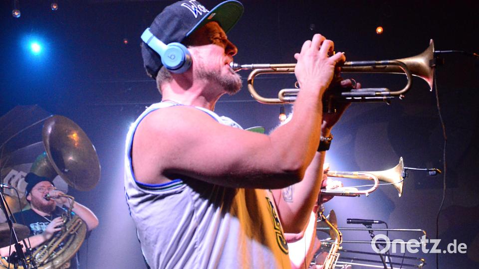 Die Gruppe entfesselt einen Orkan aus Blasmusik. Bild: Kunz