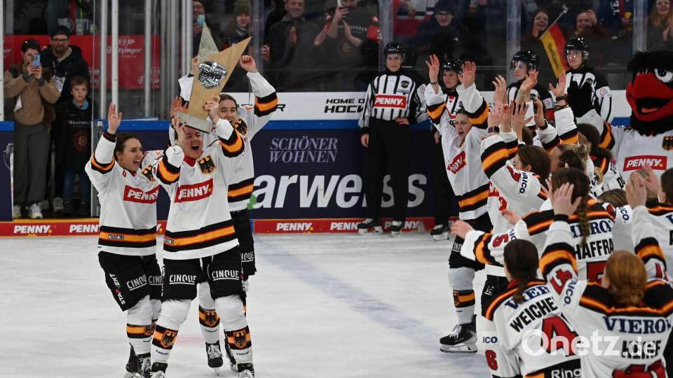 DEB-Kapitänin Daria Gleißner (2.v.l.) fordert nach dem Gewinn des Deutschland Cups Verbesserungen in der Mädchen-Nachwuchsarbeit. Bild: Markus Lenhardt/dpa