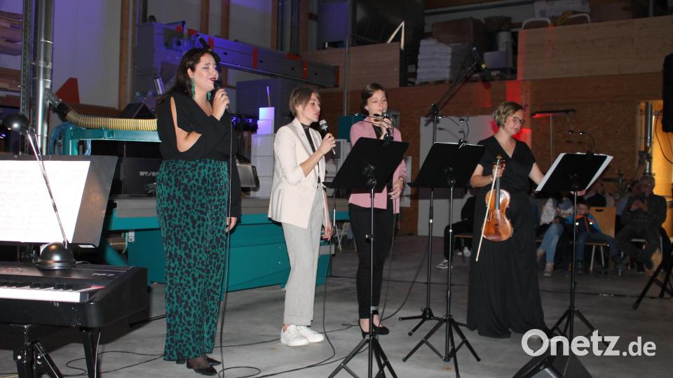 Als Höhepunkt des Abends empfanden die Konzertbesucher die von Natalia Swierc, Johanna Baumann und Ramona Hösl mit Unterstützung von Sigrun Eichmann (von links) virtuos vorgetragene Ballade "You raise me up". Bild: Bernhard Piegsa