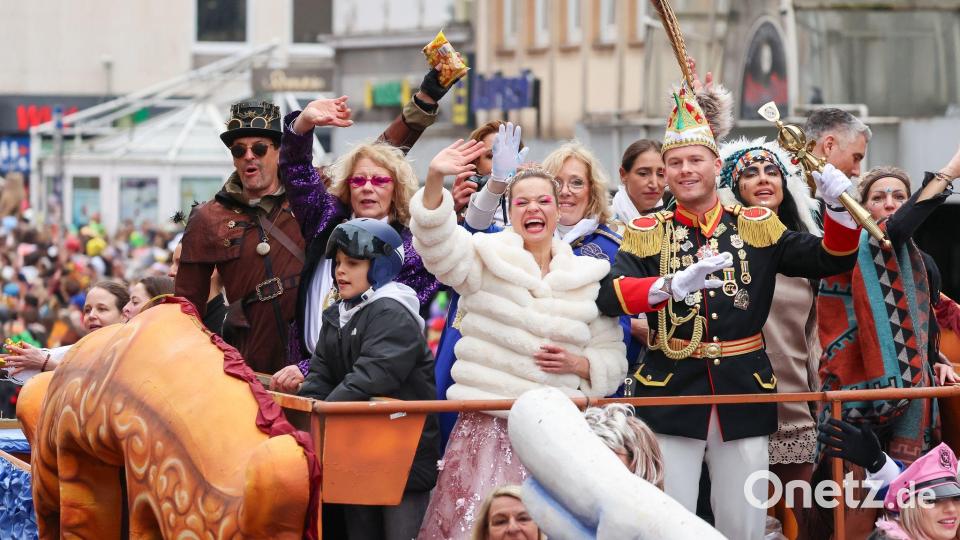 Die Prinzenpaare fahren bei Umzügen oft auf Wagen mit. (Archivbild) Bild: Daniel Löb/dpa
