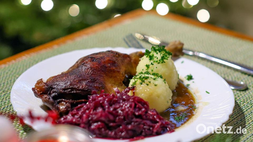 Da läuft einigen das Wasser im Mund zusammen, aber nicht allen: eine Portion knusprige Gänsekeule mit Rotkohl und Klößen. (Archivbild) Bild: Jan Woitas/dpa-Zentralbild/ZB