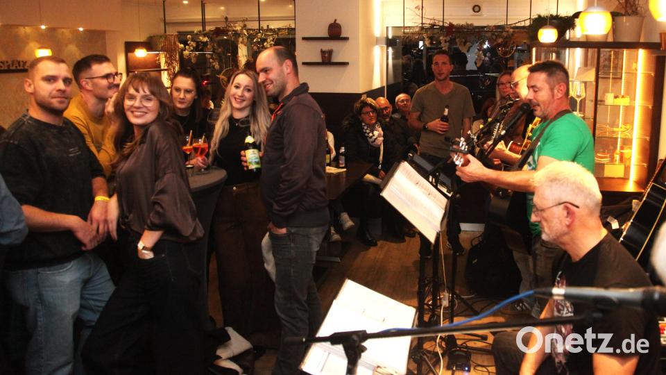 Blick in das "Süße Eck": Dort drängten sich die Leute gut gelaunt um die Live-Band "Schmex", die sich mit ihren Songs durch die Musikgeschickte coverte. Bild: Hirsch