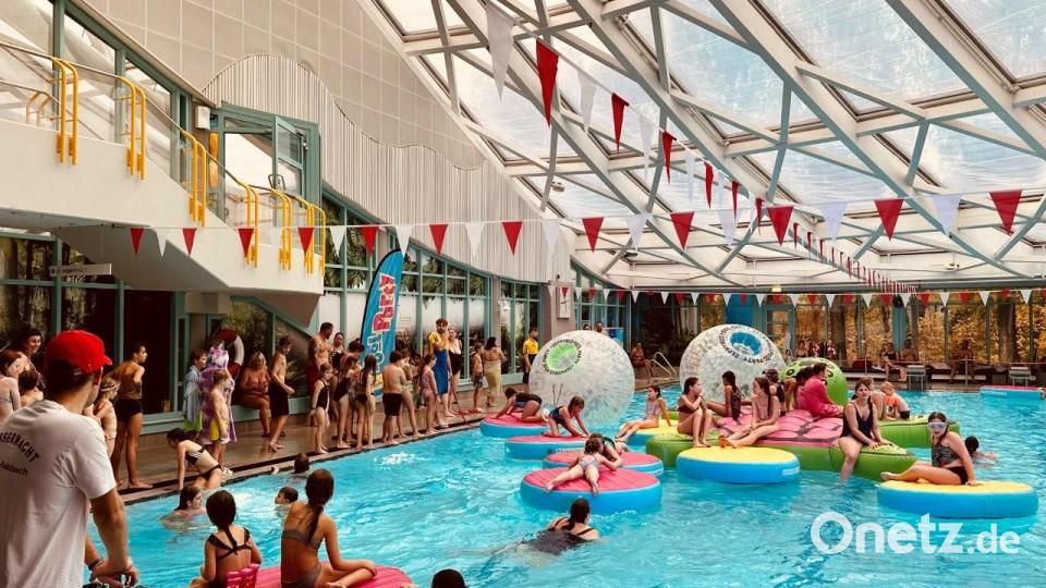 Rund 1500 Besucher strömten zur Jubiläumsfeier ins Kurfürstenbad Amberg. Bild: Karoline Gajeck-Scheuck