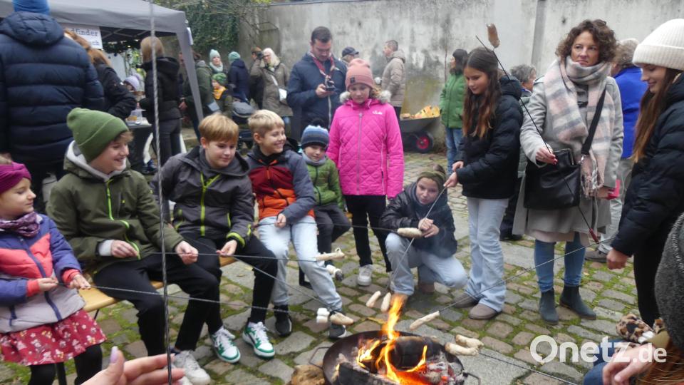 Eine Feuerschale wurde zum Treffpunkt für Kinder. Bild: rn