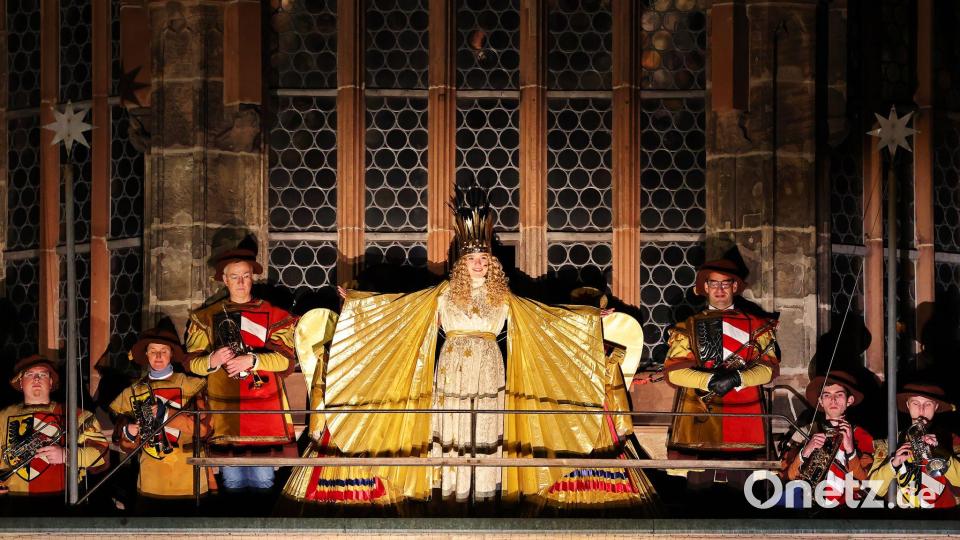 So prunkvoll wie hier bei der Eröffnung des Nürnberger Christkindlesmarktes 2024 soll auch das Kostüm des neuen Christkinds Nora Falk aussehen. (Archivbild) Bild: Daniel Karmann/dpa