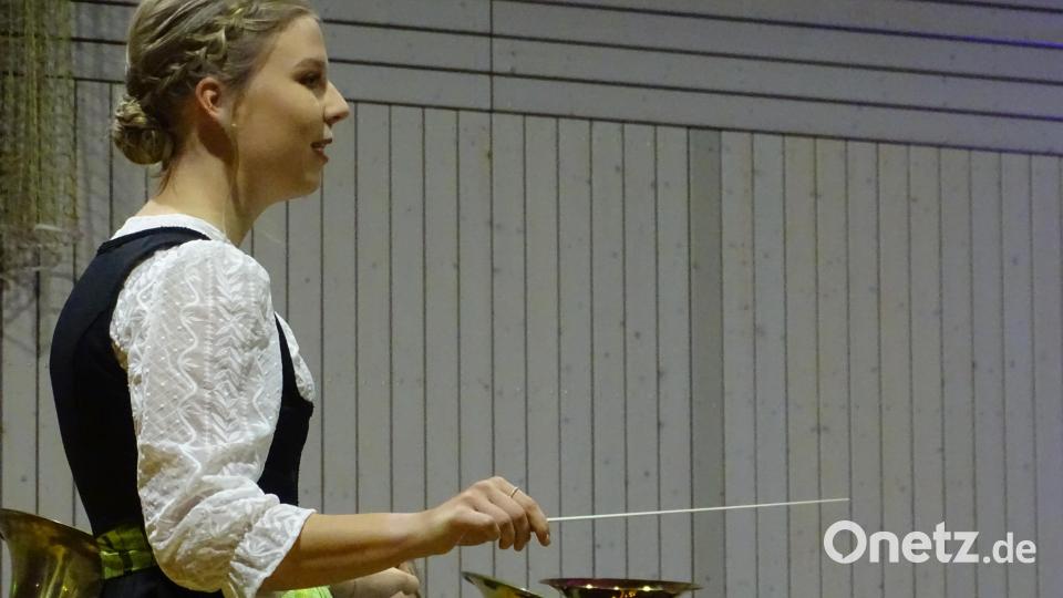 Sie hat, trotz ihrer jungen Jahre, die Kapelle straff im Griff: Dirigentin Lena Breitschaft. Bild: Houschka