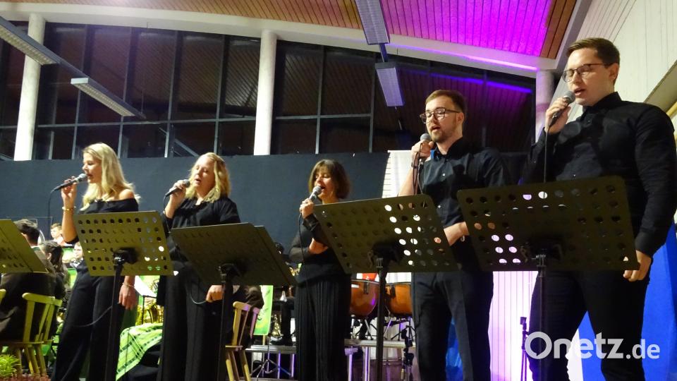 Beifall für einen Chor, der sich musikalischen Herausforderungen stellte: Marion Heimler, Sabine Kemptner, Regina Schottenheim, Leonhard Porsch und Dominik Schanderl (von links) meisterten sie grandios. Bild: Houschka