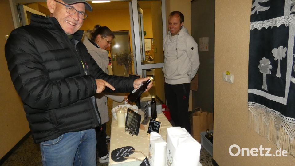 Am Stand der Familie Lederer konnten Besucher selbst gemachte Öle probieren. Bild: hdk