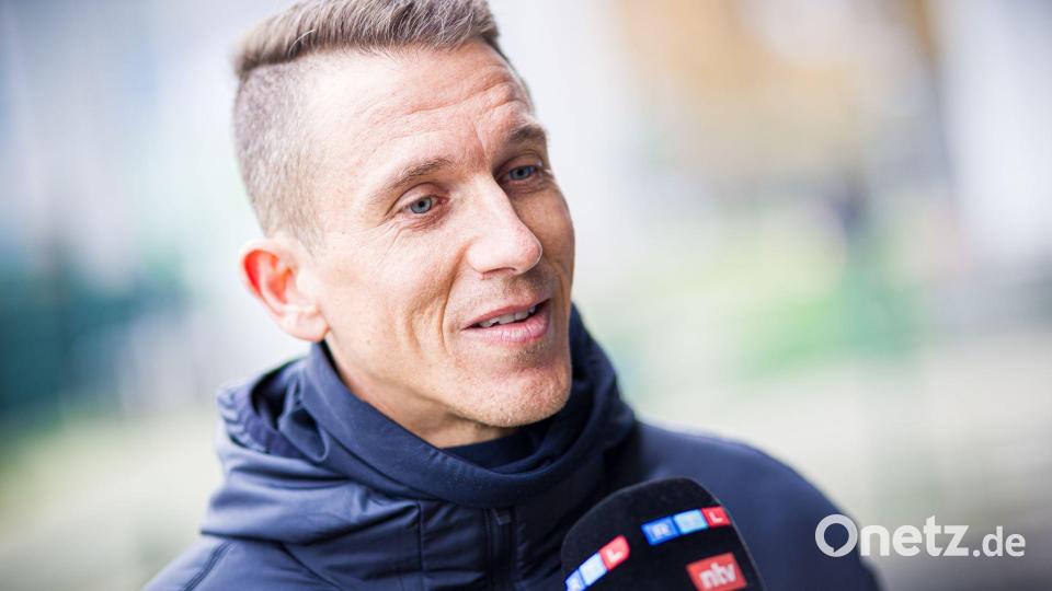 Nach der ersten Übungseinheit stellte er sich den Medien: Wolfsburg Interimstrainer Daniel Bauer. Bild: Moritz Frankenberg/dpa