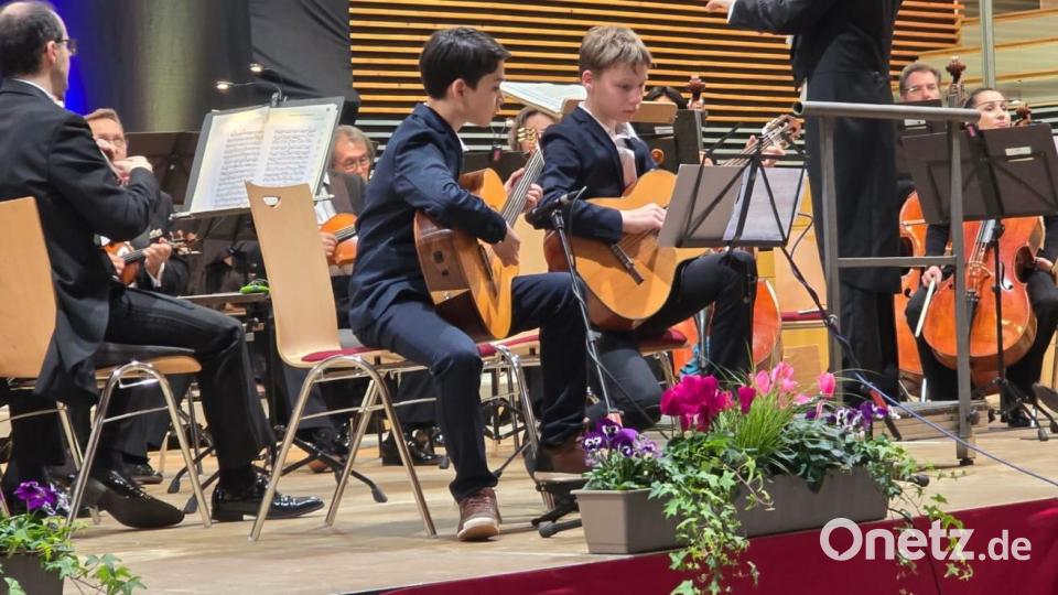 In feinem Zusammenspiel, lyrisch und klar phrasiert, präsentieren sich der jüngste Preisträger Louis Hartmann (12, Selb) und Martin Nothhaft (14, Marktredwitz) im Andante aus Vivaldis RV 532 in der Gitarrenversion. Bild: whü
