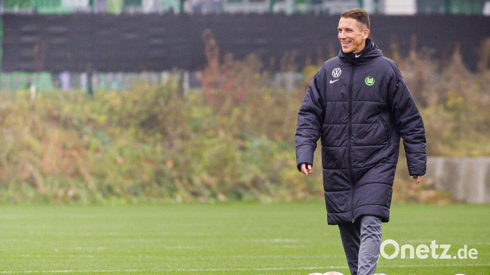 Verbreitete beim ersten Training des VfL Wolfsburg gute Laune: Interimstrainer Daniel Bauer. Bild: Moritz Frankenberg/dpa