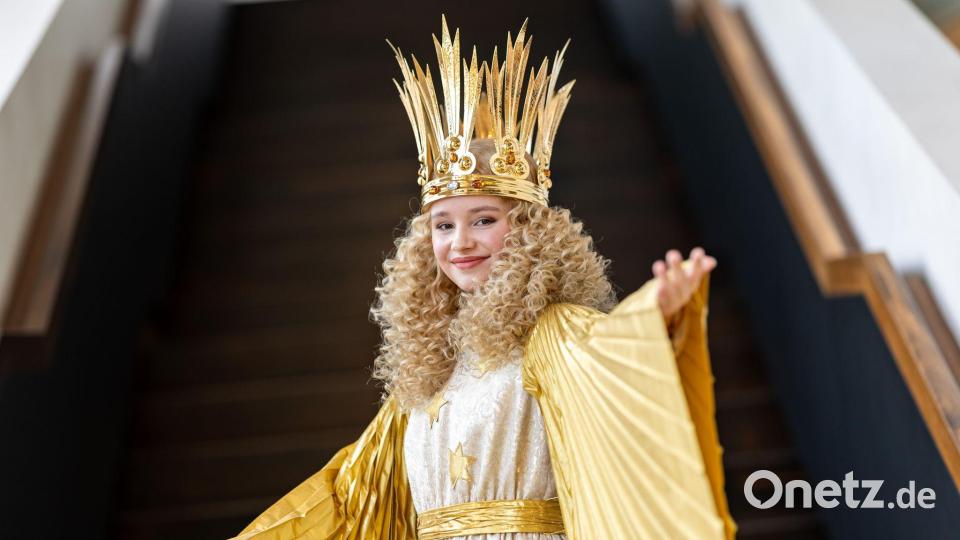 Ornat für neues Nürnberger Christkind: Nora Falk bei der Anprobe Bild: Daniel Karmann/dpa