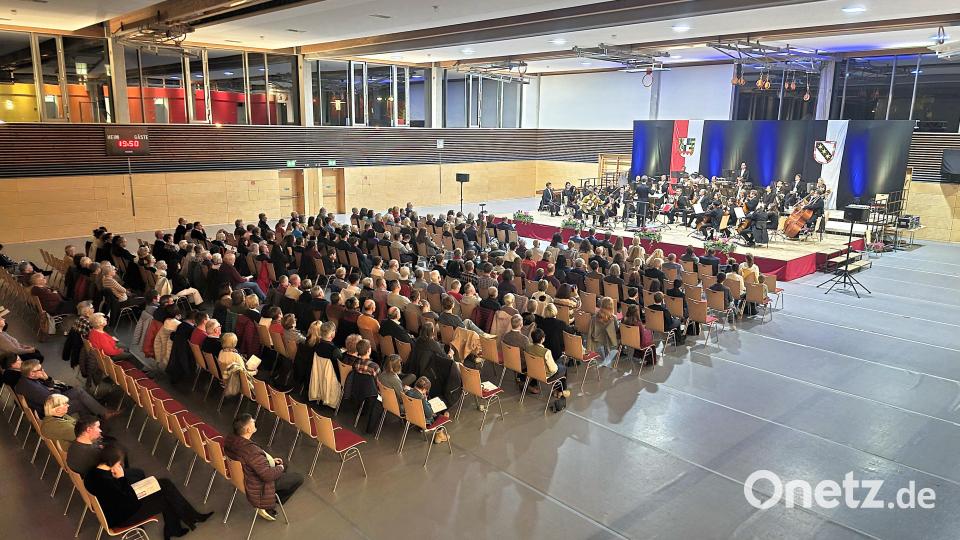 Die Hofer Symphoniker eröffnen den Abend in der Sportarena. Bild: whü