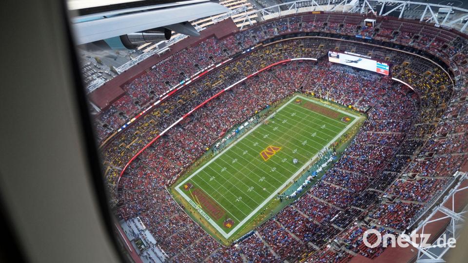 Blick aus der Air Force One beim Tiefflug über dem Stadion der Washington Commanders. Bild: Manuel Balce Ceneta/AP/dpa